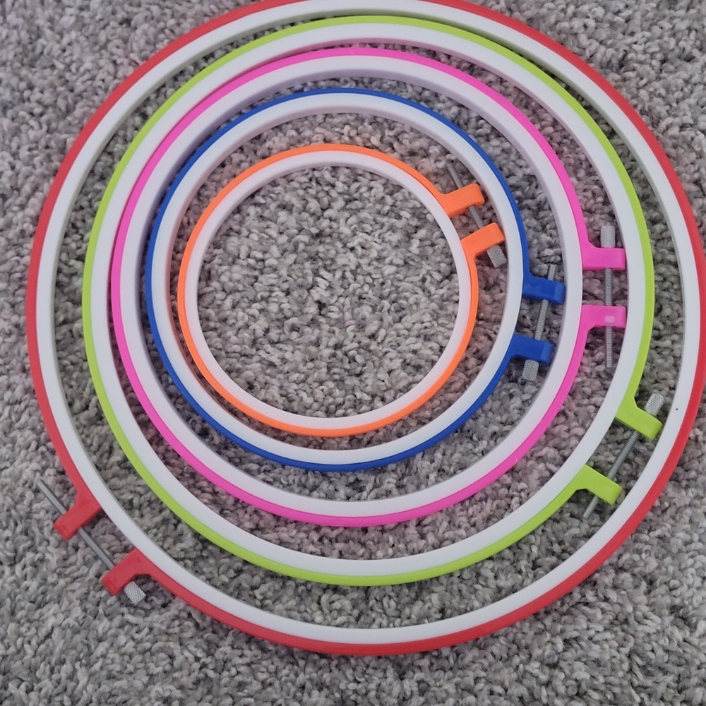 61 embroidery thread set with hoops - Picture 3 of 3